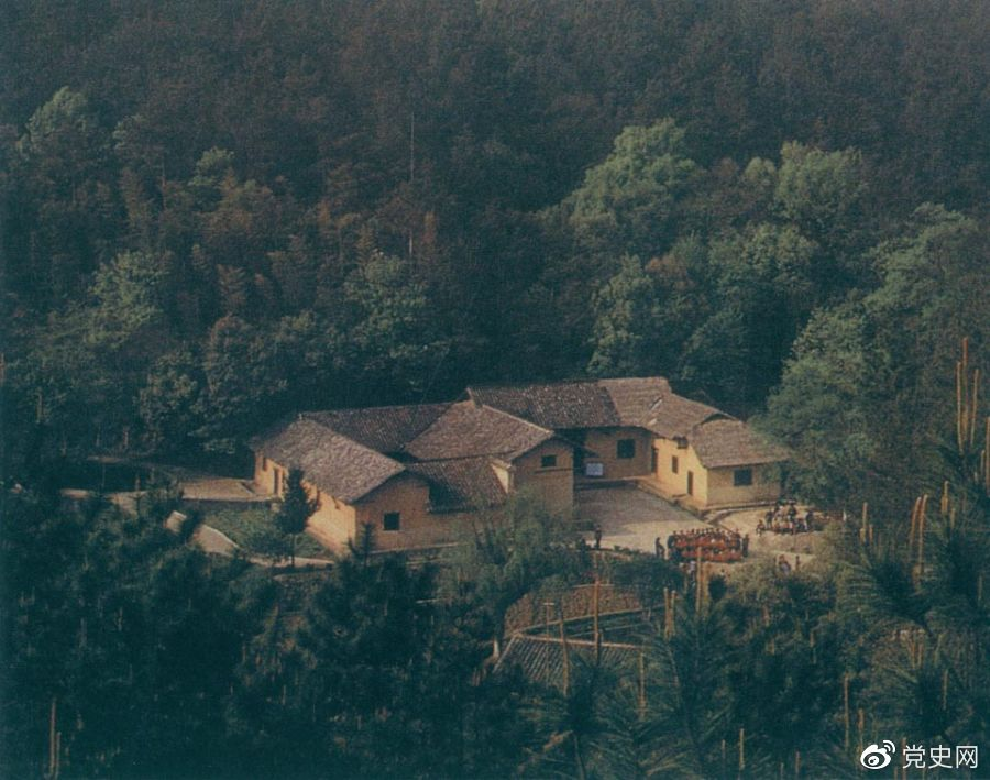 毛澤東故居——湖南省湘潭縣韶山沖上屋場。1893年12月26日，毛澤東在這里誕生。