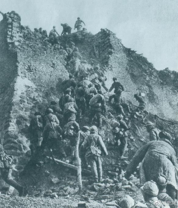 1948年12月,人民解放軍向新保安守敵發起攻擊。這是解放軍戰士登上新保安城頭。