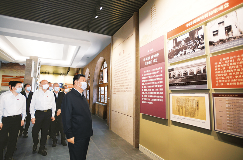 2021年9月13日至14日，中共中央總書記、國家主席、中央軍委主席習近平在陜西省榆林市考察。這是14日上午，習近平在中共綏德地委舊址考察。 新華社記者 李學仁/攝